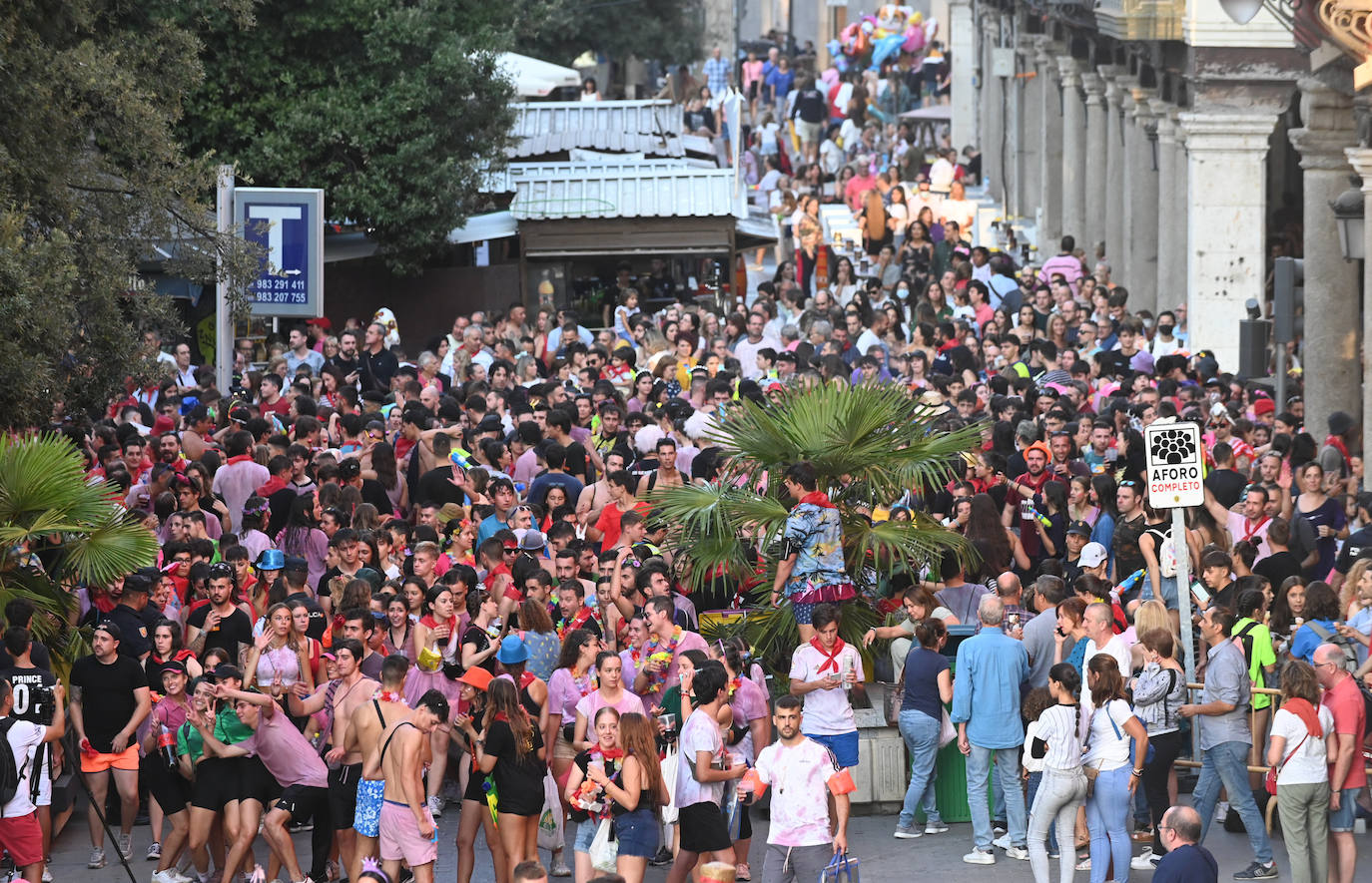 Fotos: Las peñas inauguran el jolgorio en el desfile multitudinario de las Fiestas de Valladolid