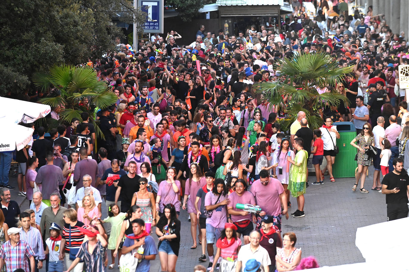 Fotos: Las peñas inauguran el jolgorio en el desfile multitudinario de las Fiestas de Valladolid