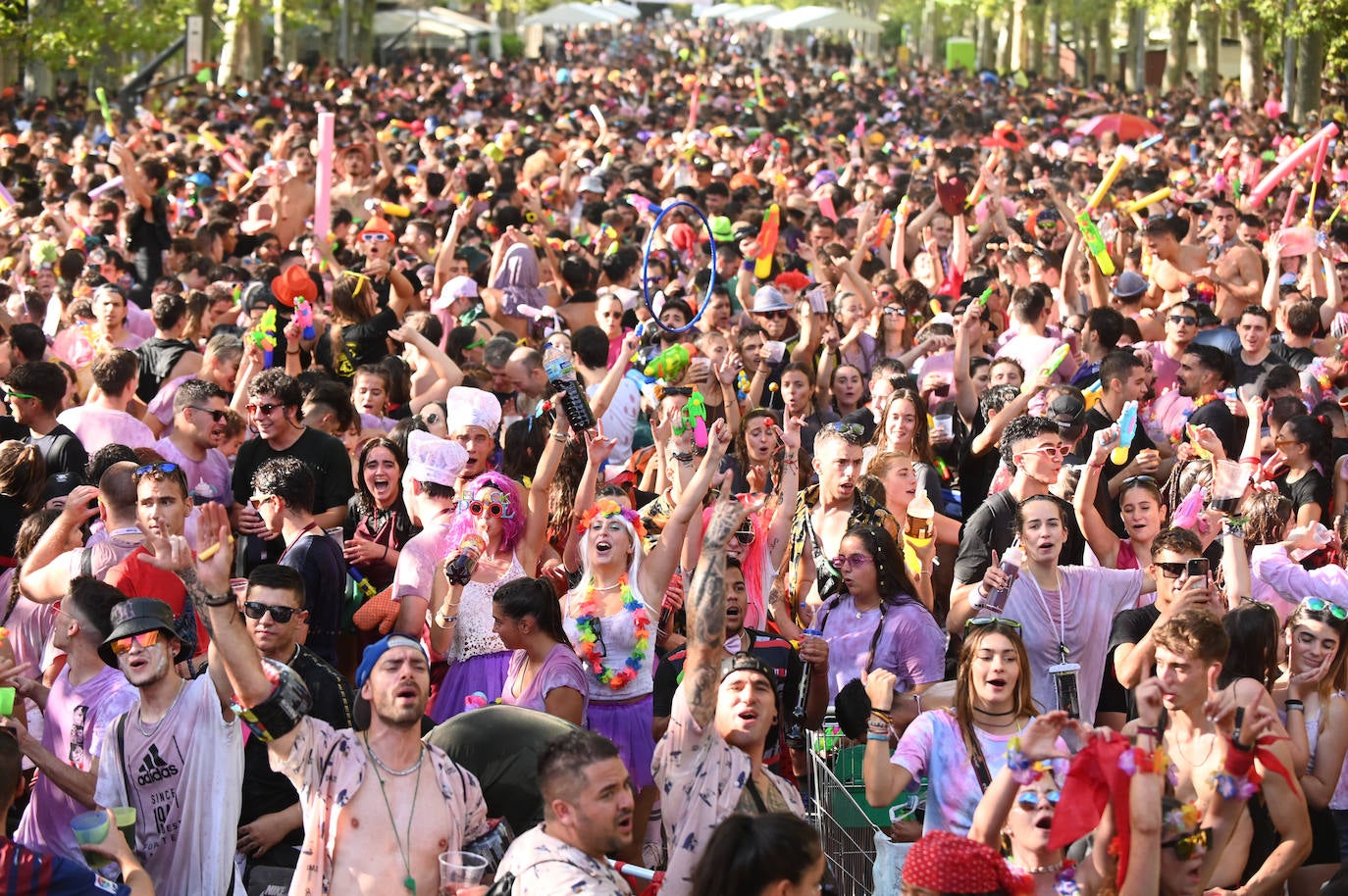 Fotos: Las peñas inauguran el jolgorio en el desfile multitudinario de las Fiestas de Valladolid