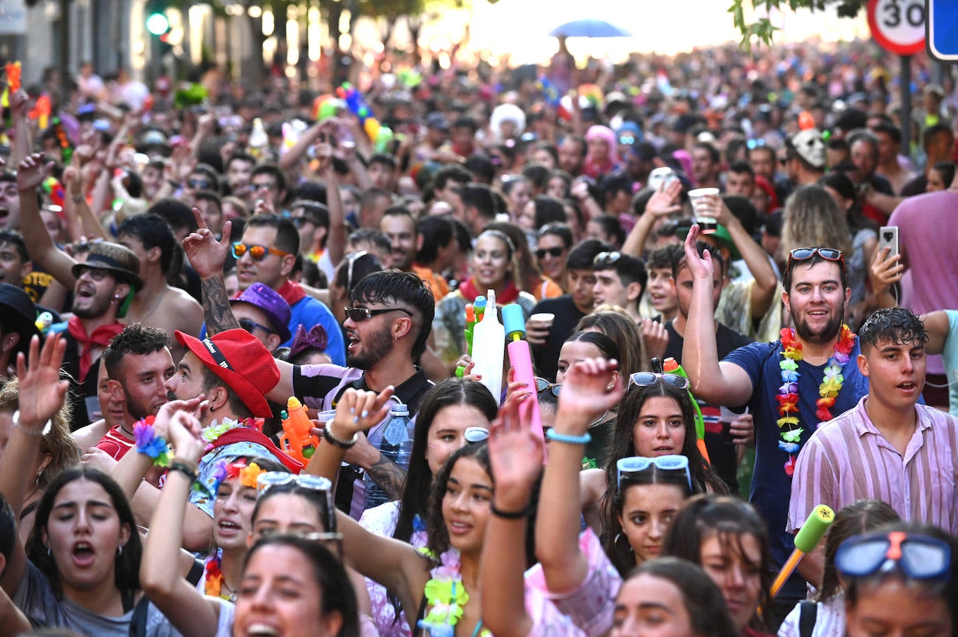 Fotos: Las peñas inauguran el jolgorio en el desfile multitudinario de las Fiestas de Valladolid