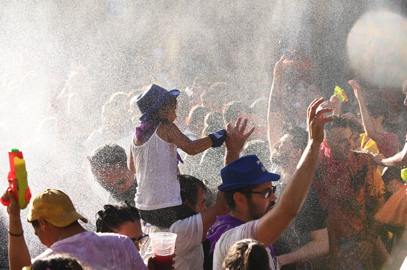 Fotos: Las peñas inauguran el jolgorio en el desfile multitudinario de las Fiestas de Valladolid