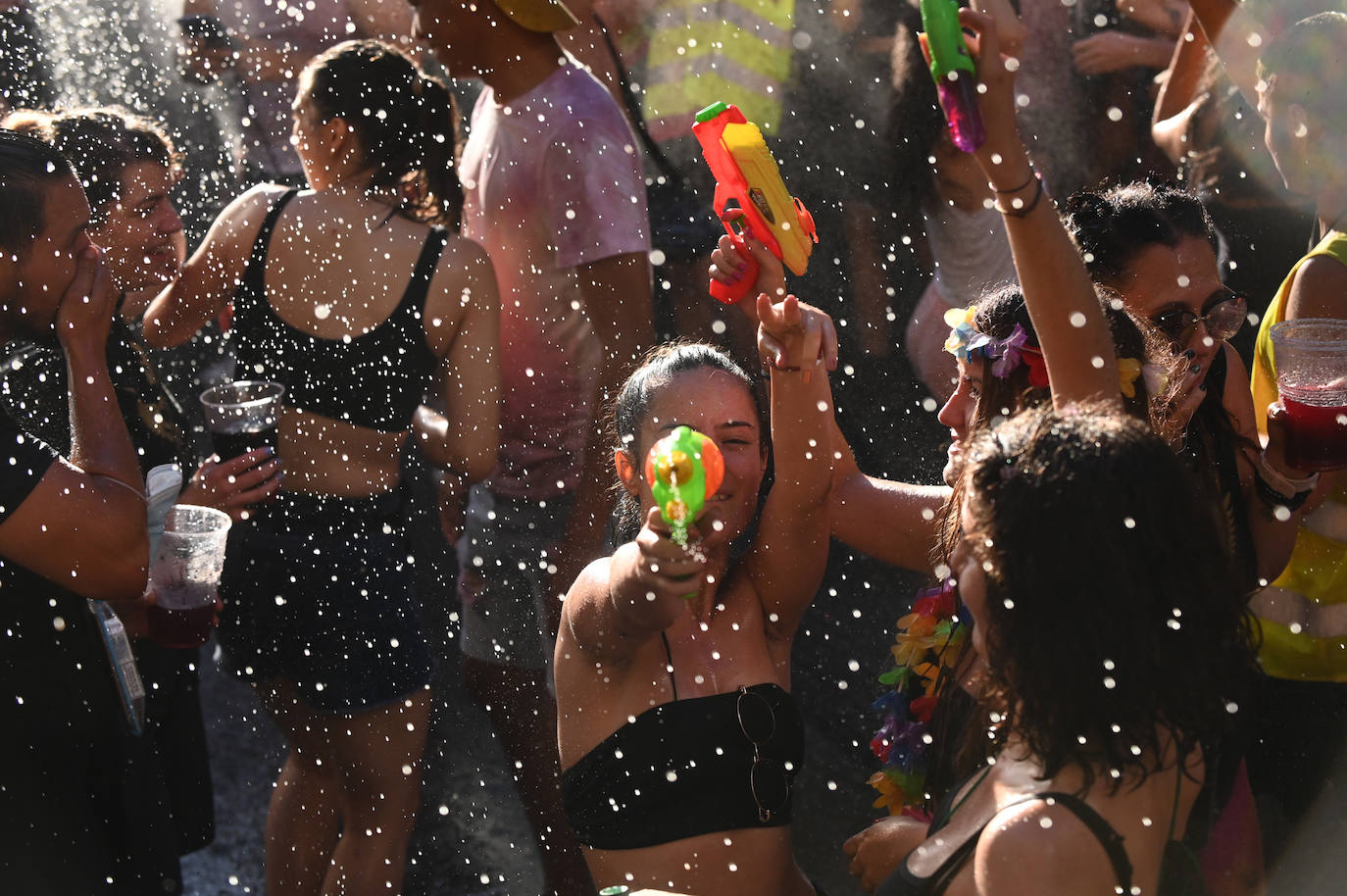 Fotos: Las peñas inauguran el jolgorio en el desfile multitudinario de las Fiestas de Valladolid