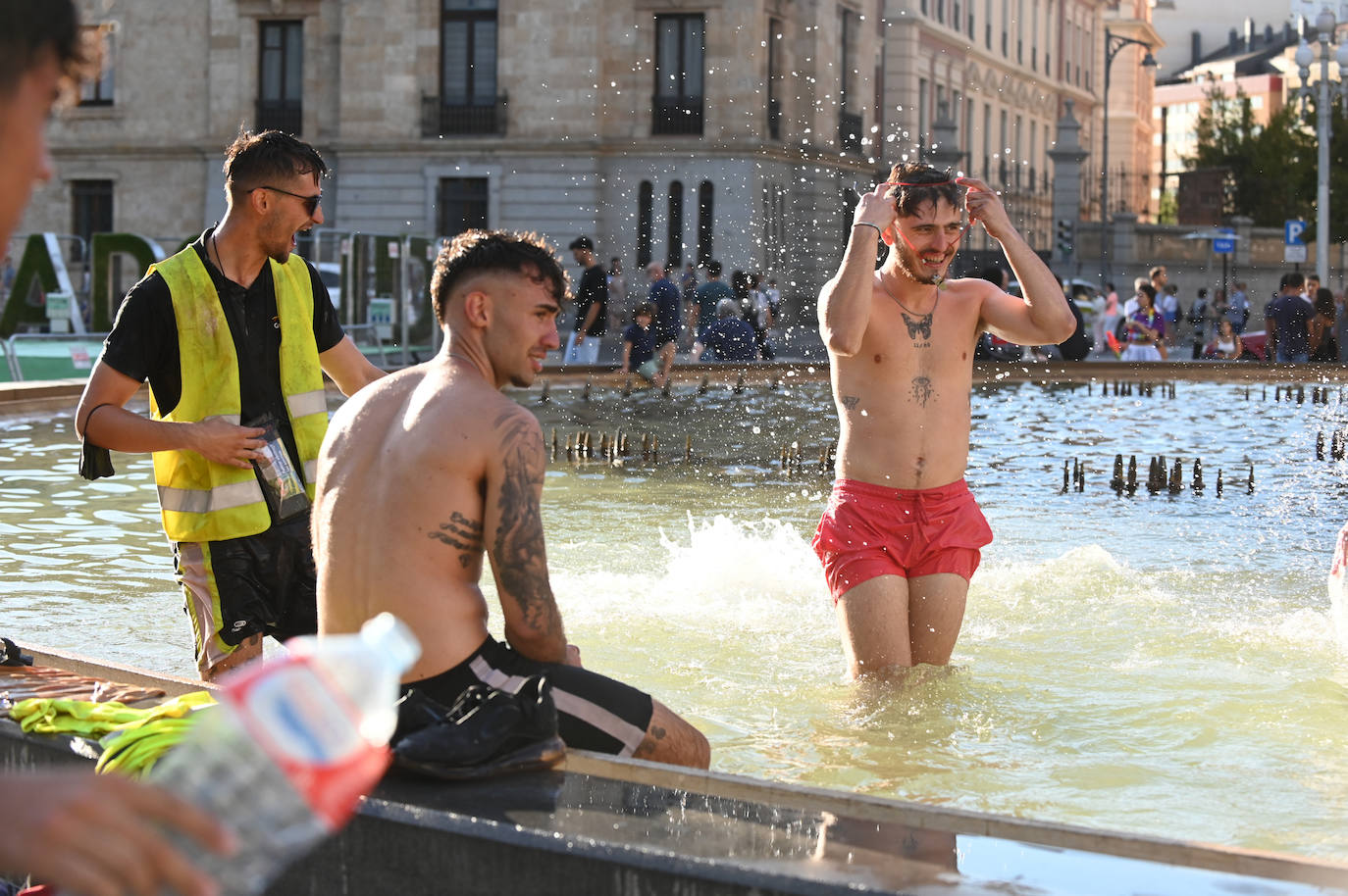 Fotos: Las peñas inauguran el jolgorio en el desfile multitudinario de las Fiestas de Valladolid