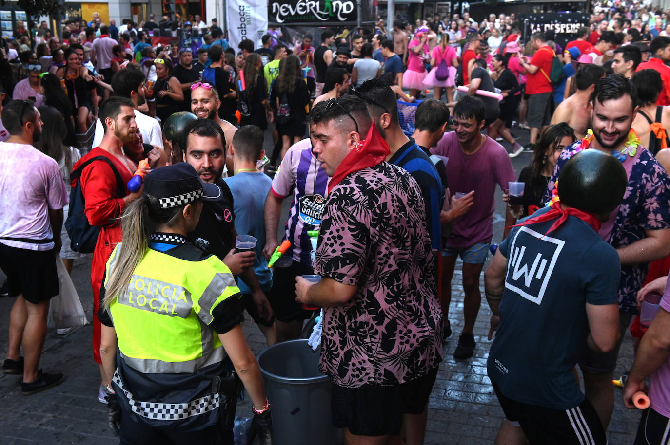 Fotos: Las peñas inauguran el jolgorio en el desfile multitudinario de las Fiestas de Valladolid