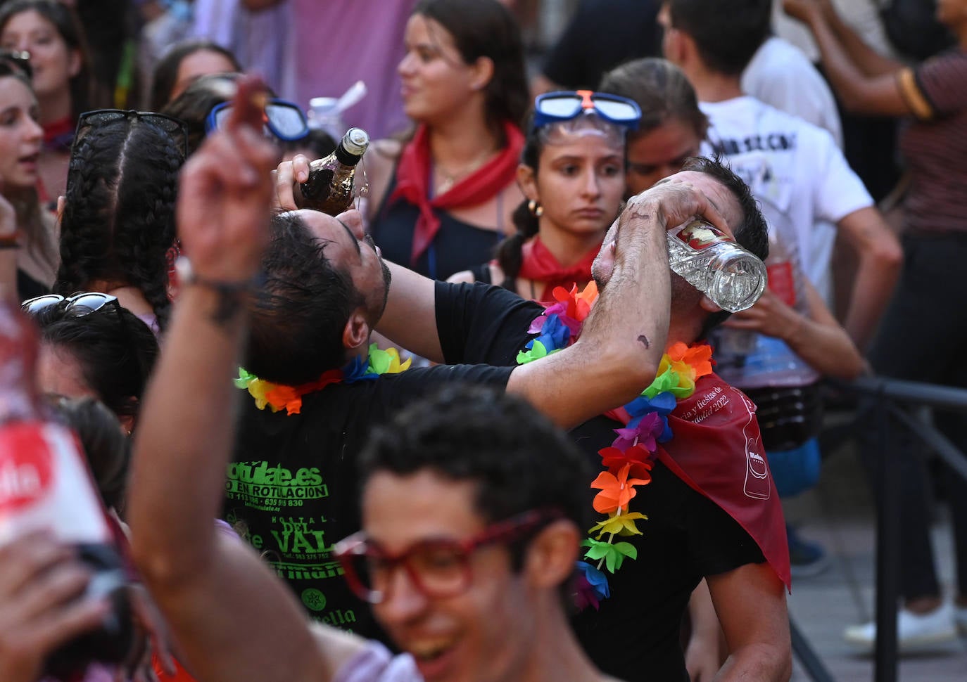 Fotos: Las peñas inauguran el jolgorio en el desfile multitudinario de las Fiestas de Valladolid