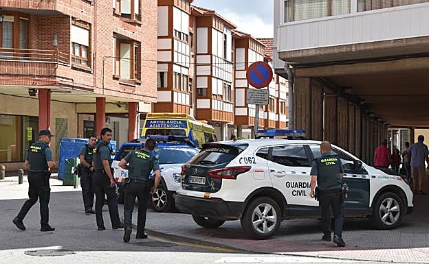 Un hombre atraca a punta de pistola una zapatería de Aguilar