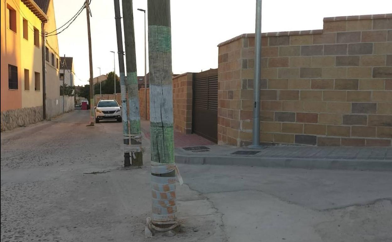 Postes criticados por el PP en una calle de Zamarramala que debe retirar Unión Fenosa según el Ayuntamiento.