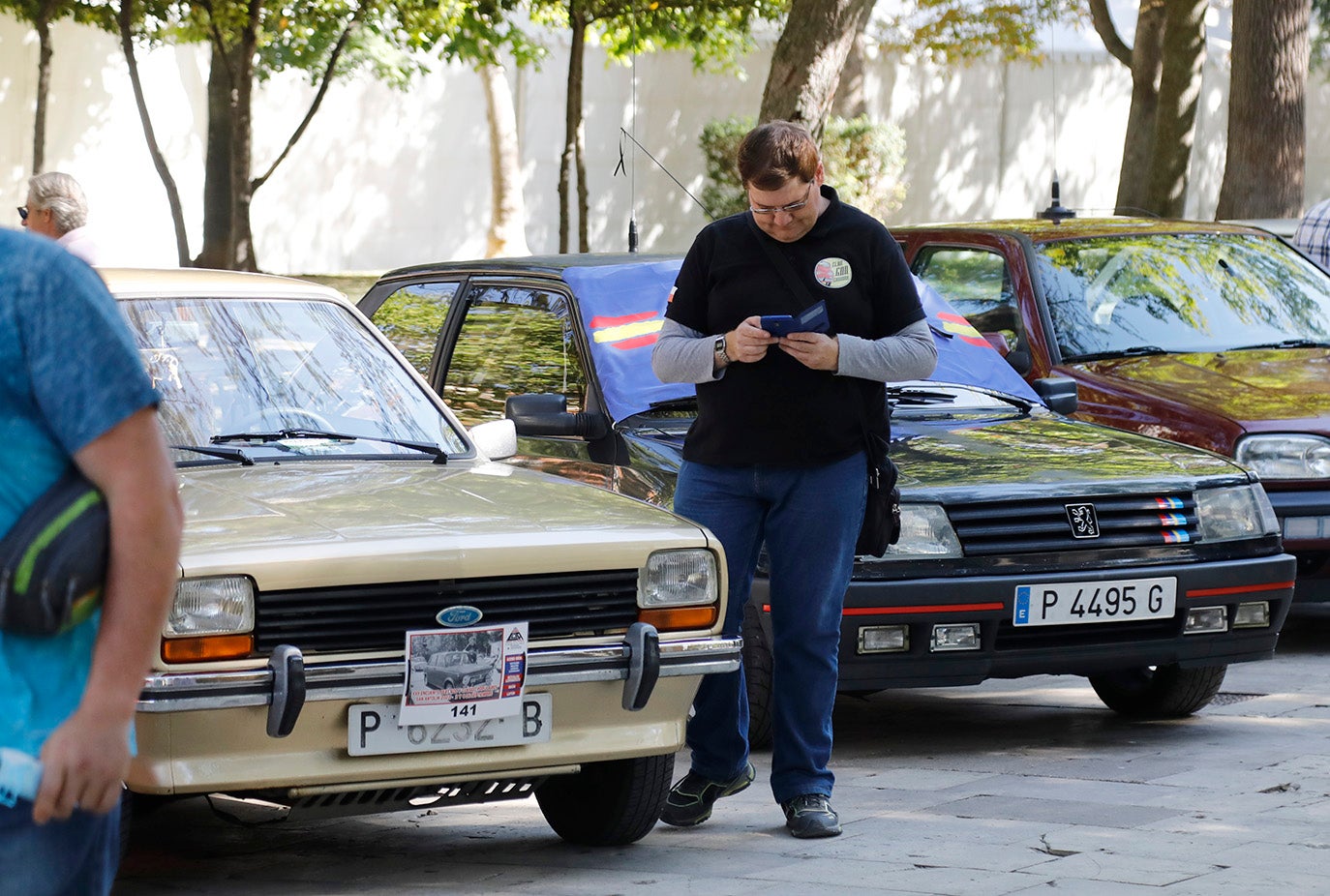 Concentración de coches clásicos en el parque del Salón