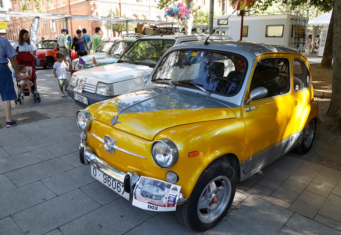 Concentración de coches clásicos en el parque del Salón