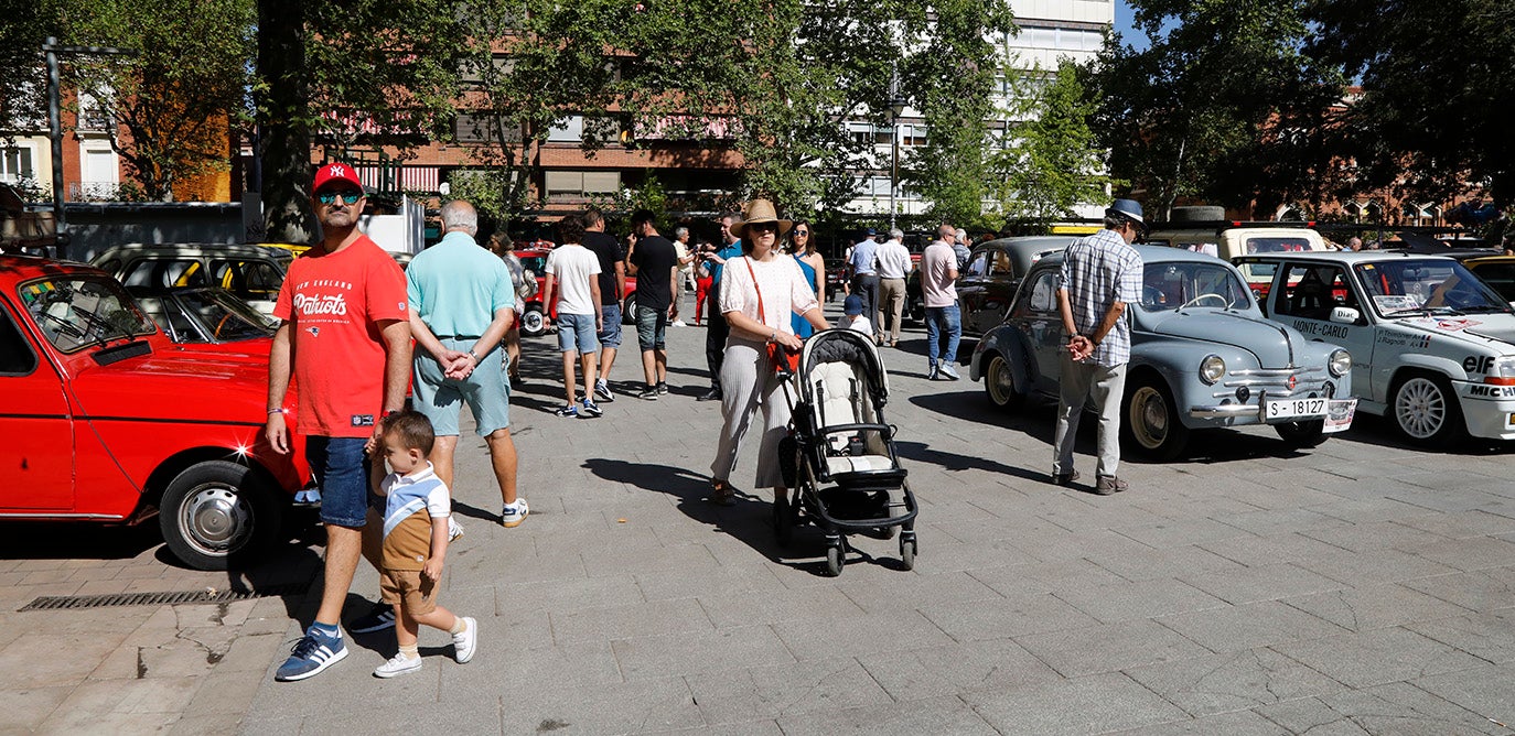 Concentración de coches clásicos en el parque del Salón