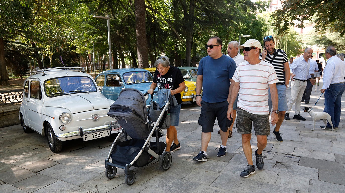 Concentración de coches clásicos en el parque del Salón