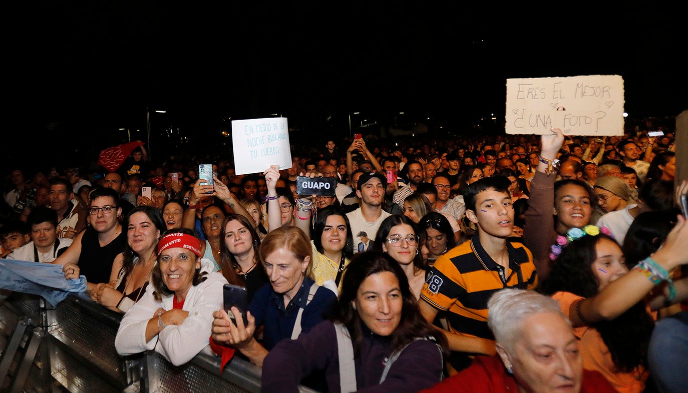 Bustamante llena el Salón con sus grandes éxitos