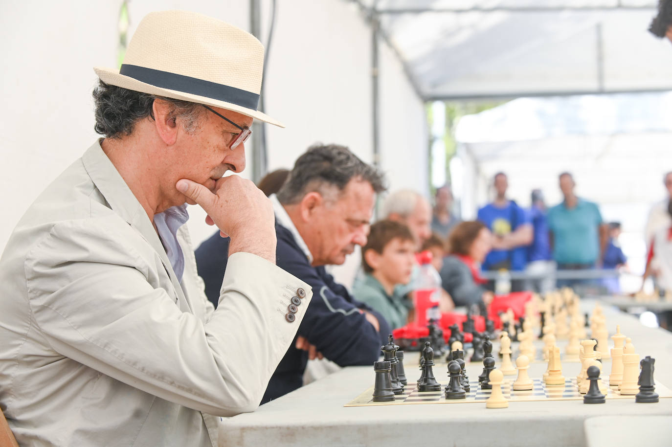 Fotos: Iván Alonso reta a una veintena de participantes en una partida simultanea de ajedrez en Valladolid