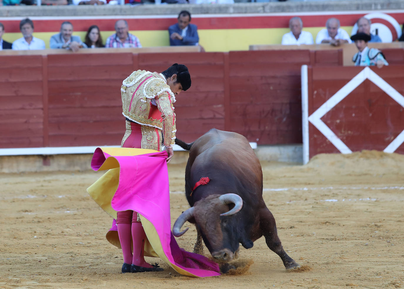 Fotos: Perera vuelve a abrir la Puerta Grande de Palencia