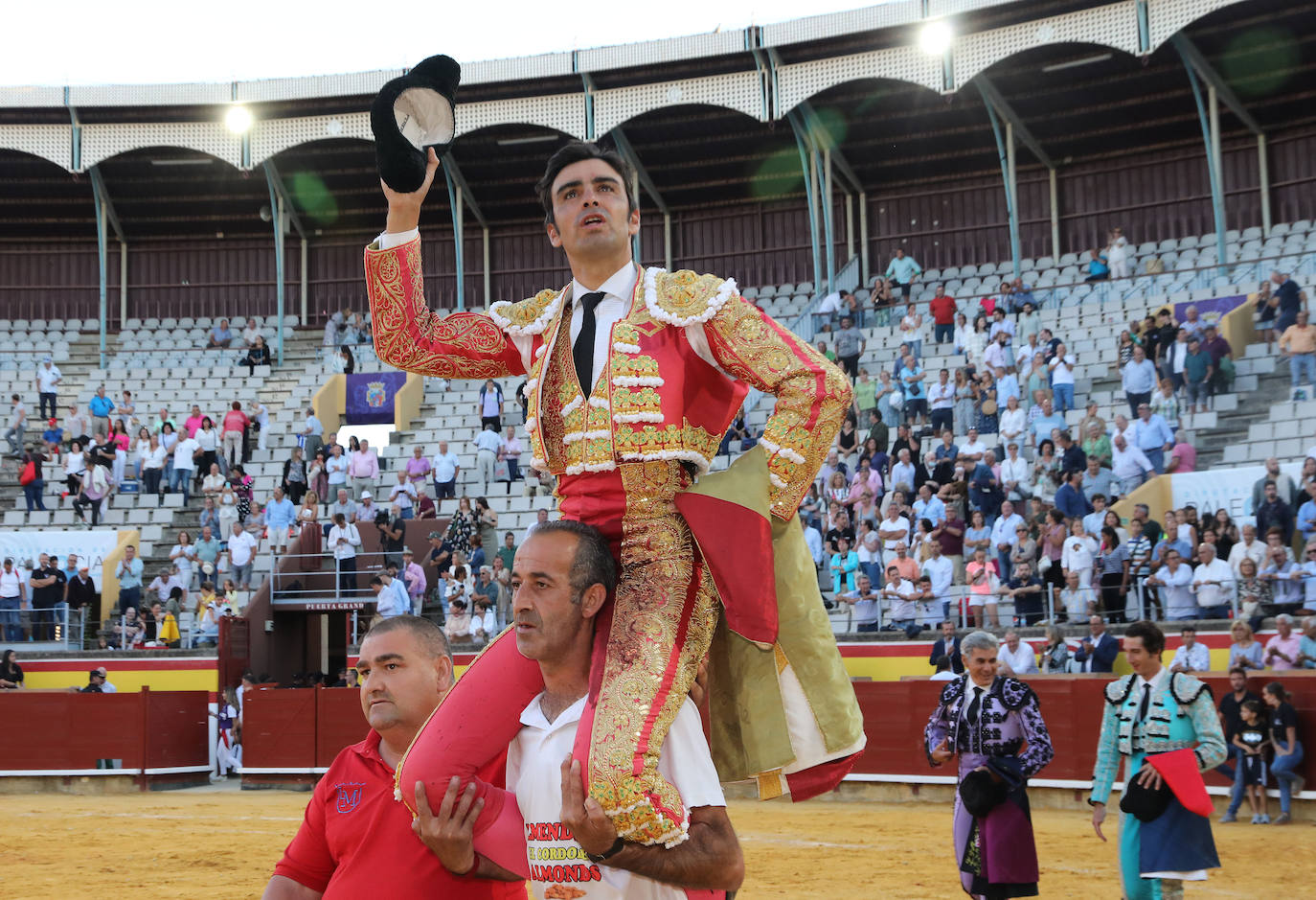 Fotos: Perera vuelve a abrir la Puerta Grande de Palencia