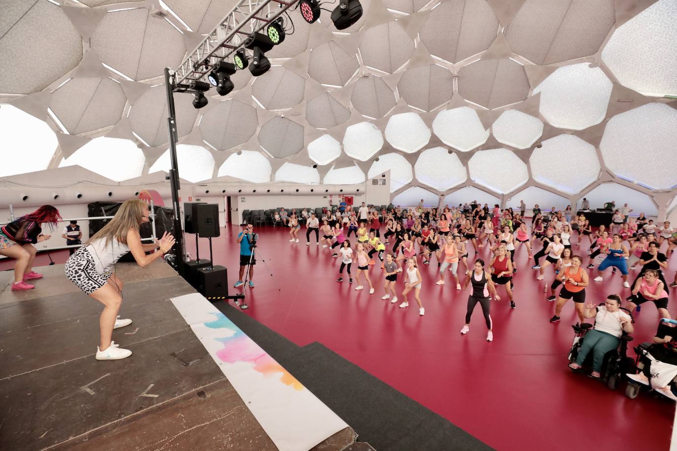 Fotos: La Cúpula del Milenio acoge una sesión de zumba por las fiestas de Valladolid