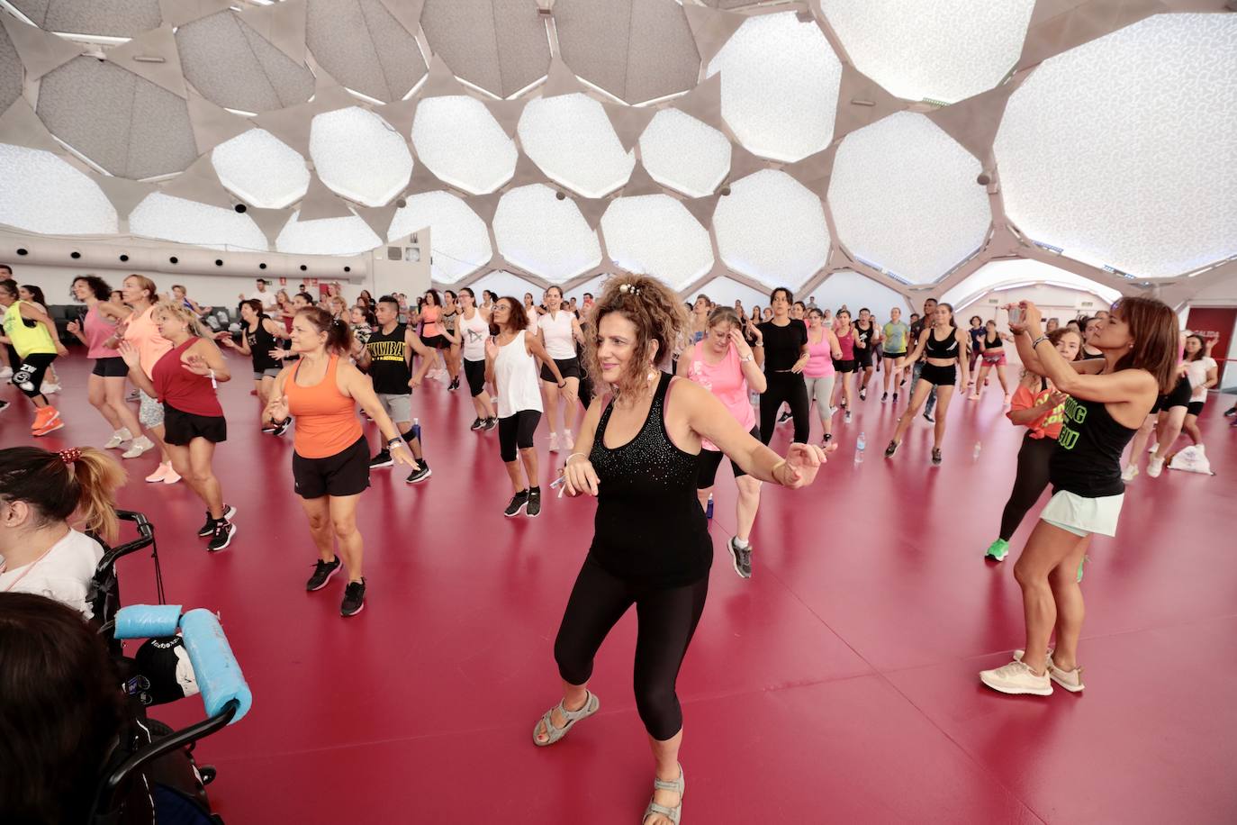 Fotos: La Cúpula del Milenio acoge una sesión de zumba por las fiestas de Valladolid