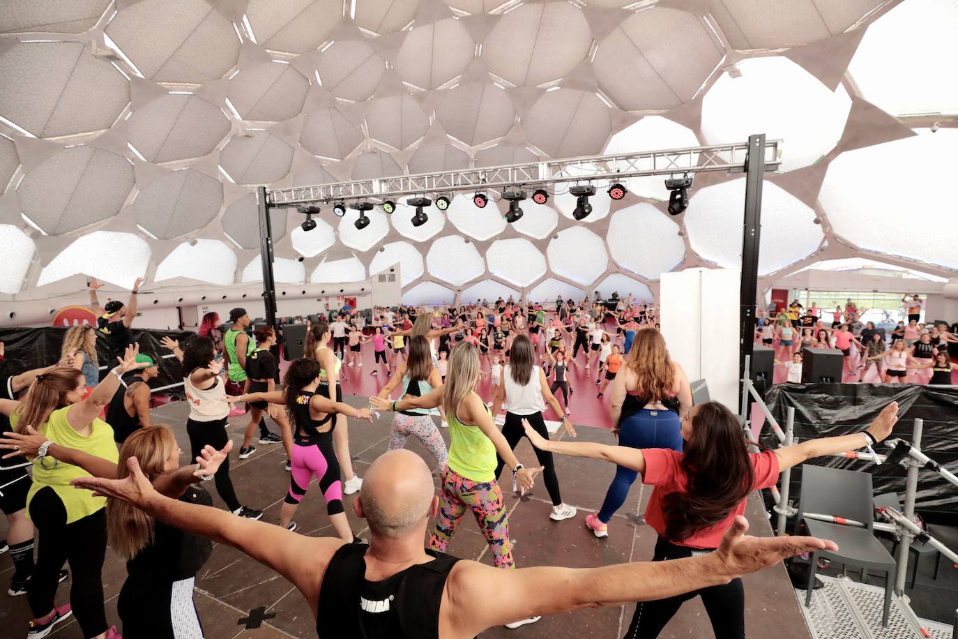 Fotos: La Cúpula del Milenio acoge una sesión de zumba por las fiestas de Valladolid