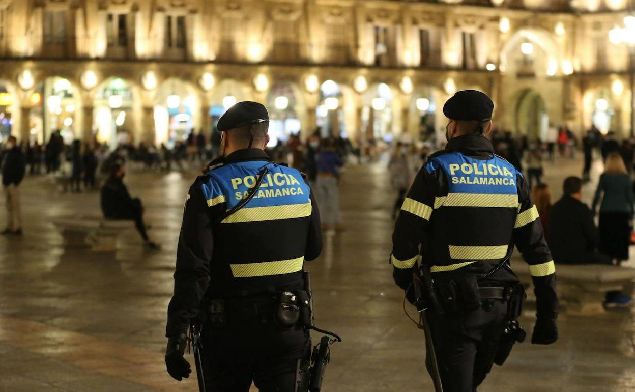 Dos policías locales realizan labores de vigilancia en la Plaza Mayor.