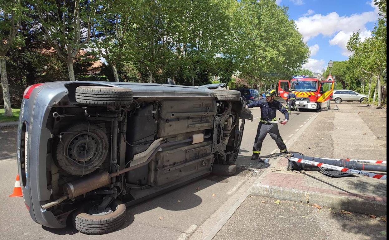 Un bombero junto al vehículo siniestrado en El Pichón. 