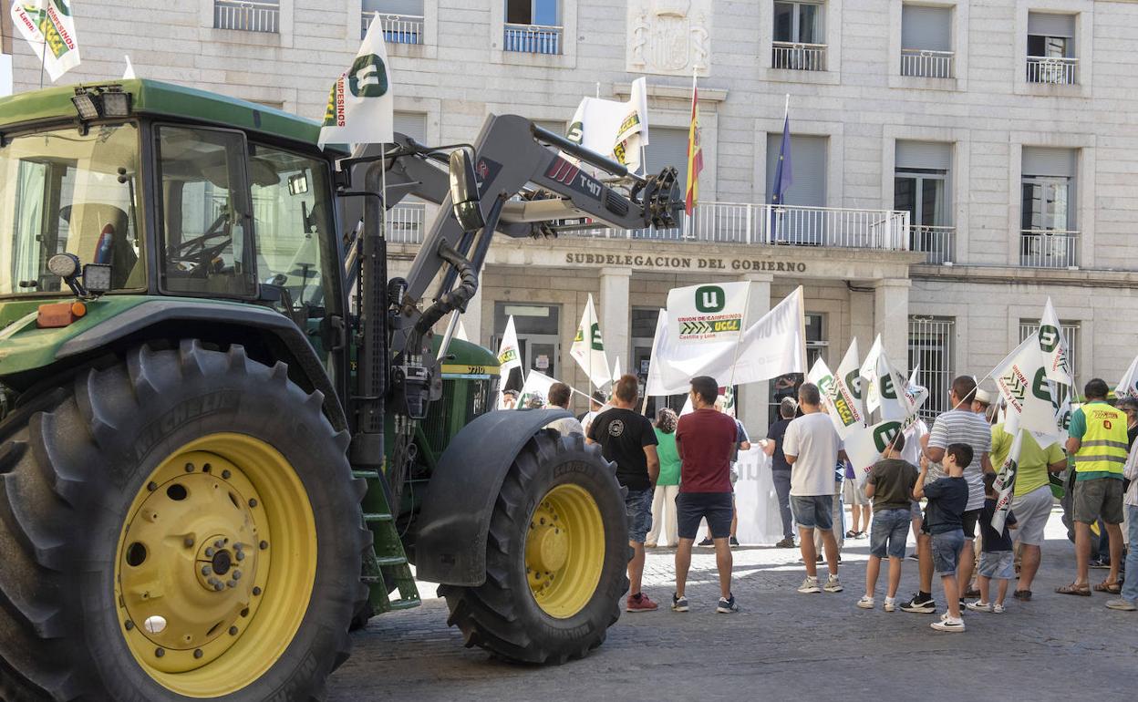 Protesta de agricultores y ganaderos, ayer, frente a la Subdelegación del Gobierno en Segovia.