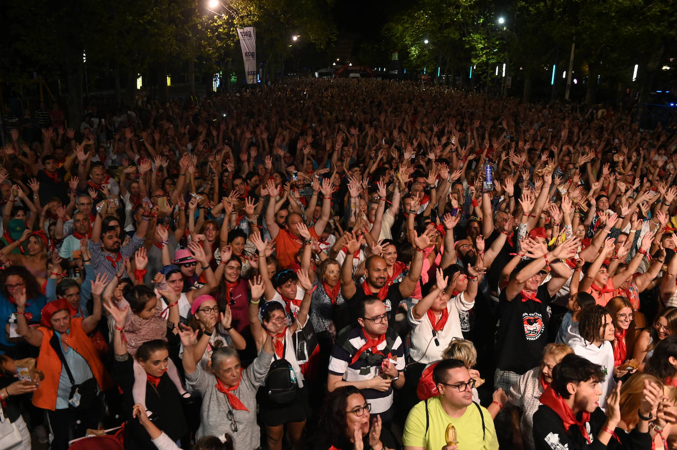 Fotos: 5.000 personas logran un Récord Guinness al pelar y comer una tonelada de plátanos de forma simultánea