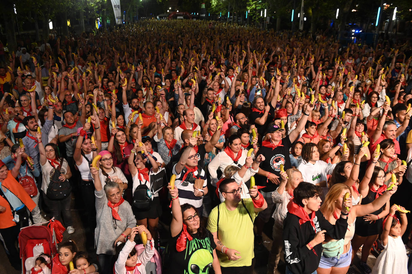 Fotos: 5.000 personas logran un Récord Guinness al pelar y comer una tonelada de plátanos de forma simultánea