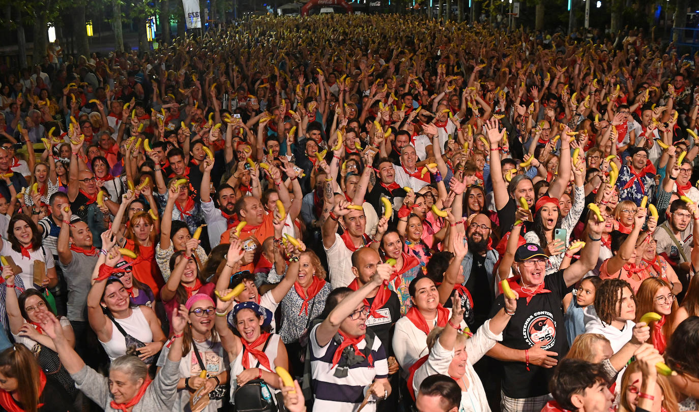 Fotos: 5.000 personas logran un Récord Guinness al pelar y comer una tonelada de plátanos de forma simultánea