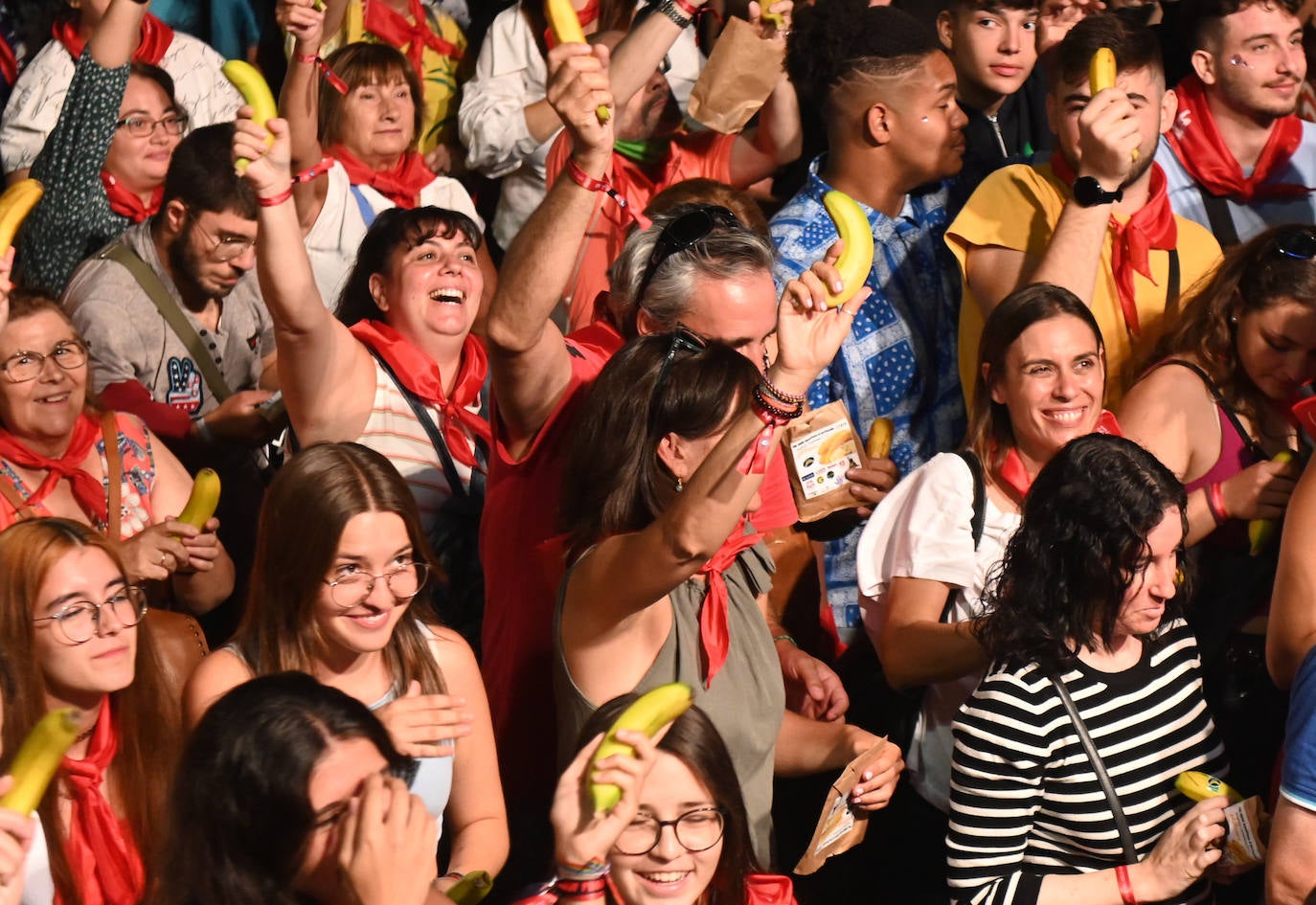 Fotos: 5.000 personas logran un Récord Guinness al pelar y comer una tonelada de plátanos de forma simultánea