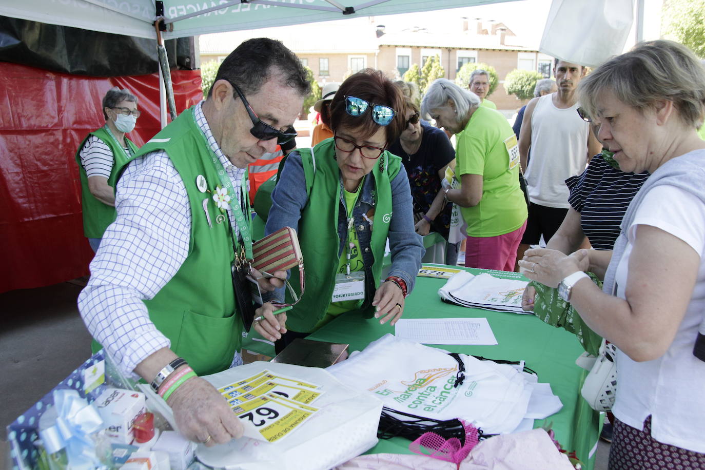 Fotos: Los vecinos de Laguna de Duero participan en la I Marcha Solidaria contra el Cáncer