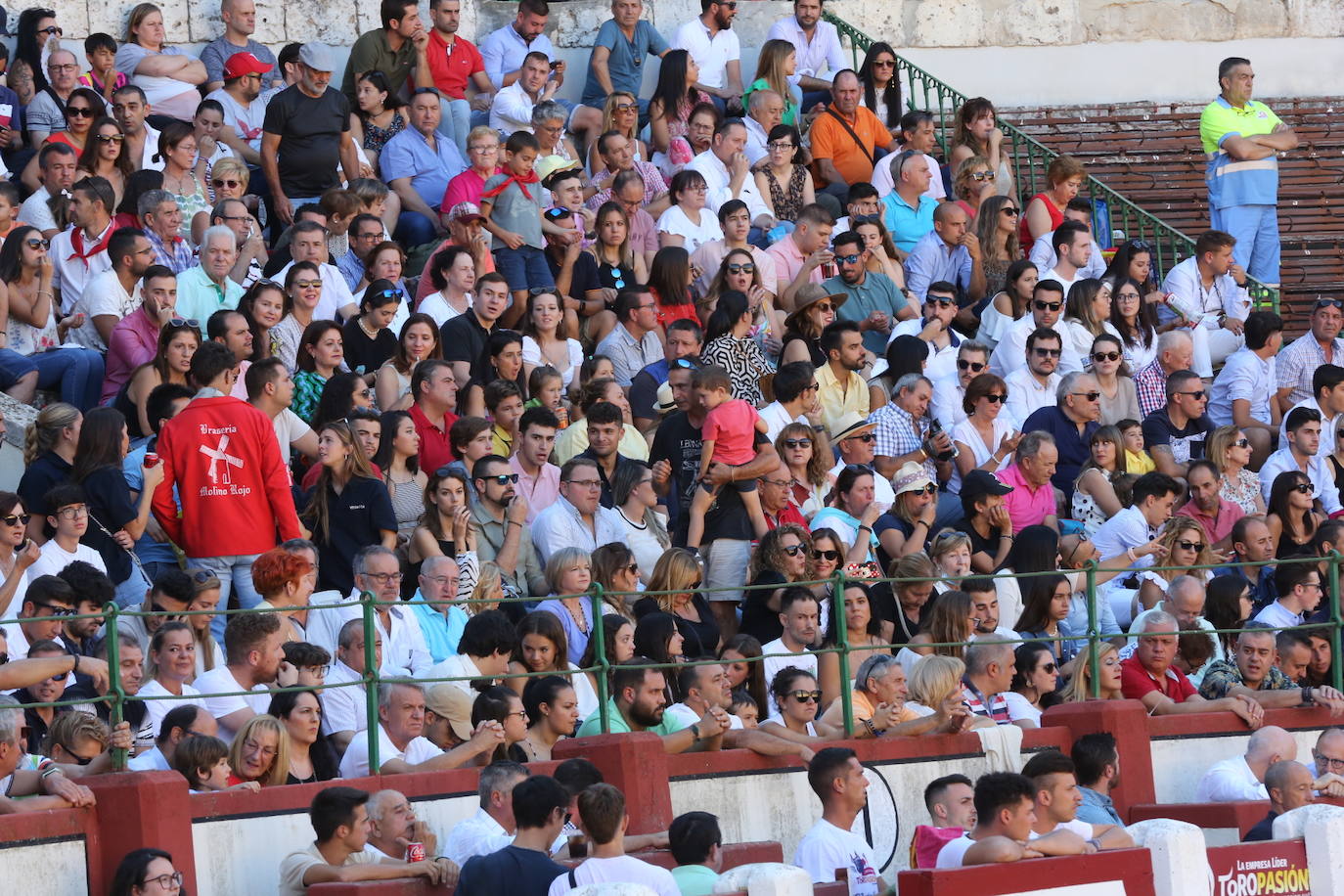 Fotos: Búscate en las gradas de la plaza de toros de Valladolid (1/3)