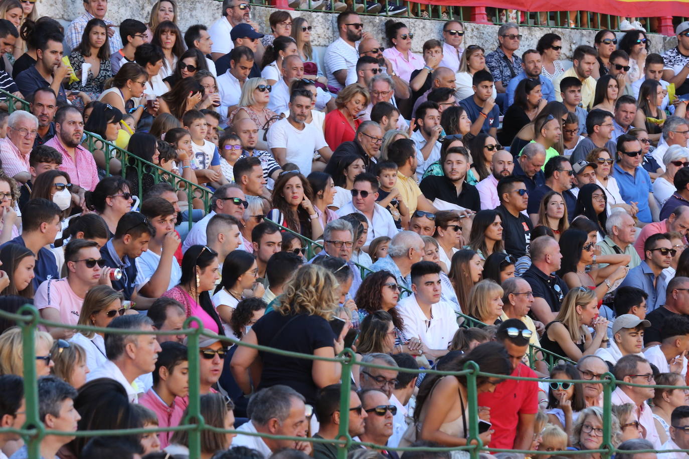 Fotos: Búscate en las gradas de la plaza de toros de Valladolid (2/3)