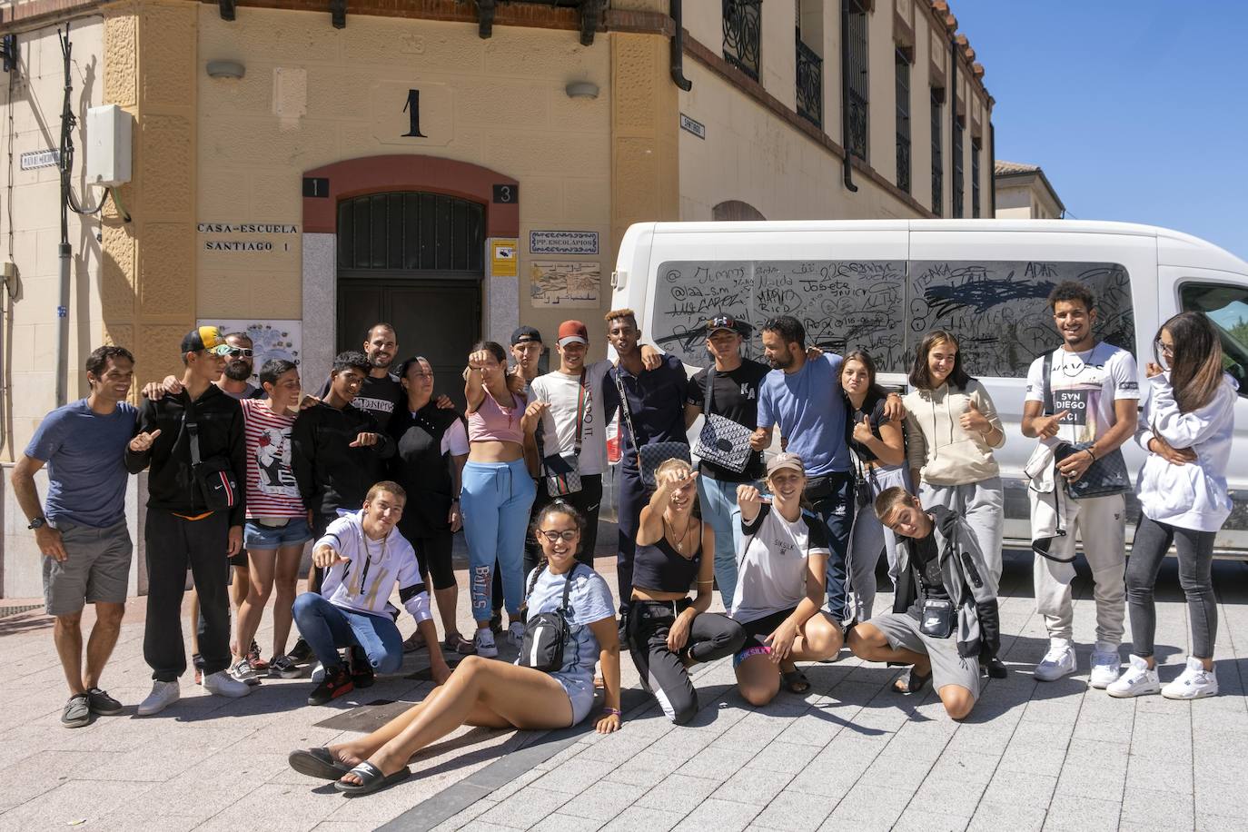 Sami Barba, Roberto García, Mario Manzano, Naira Vargas, Dolores Majo, y el educador Jorge Hernandez, tras regresar de Marruecos. 