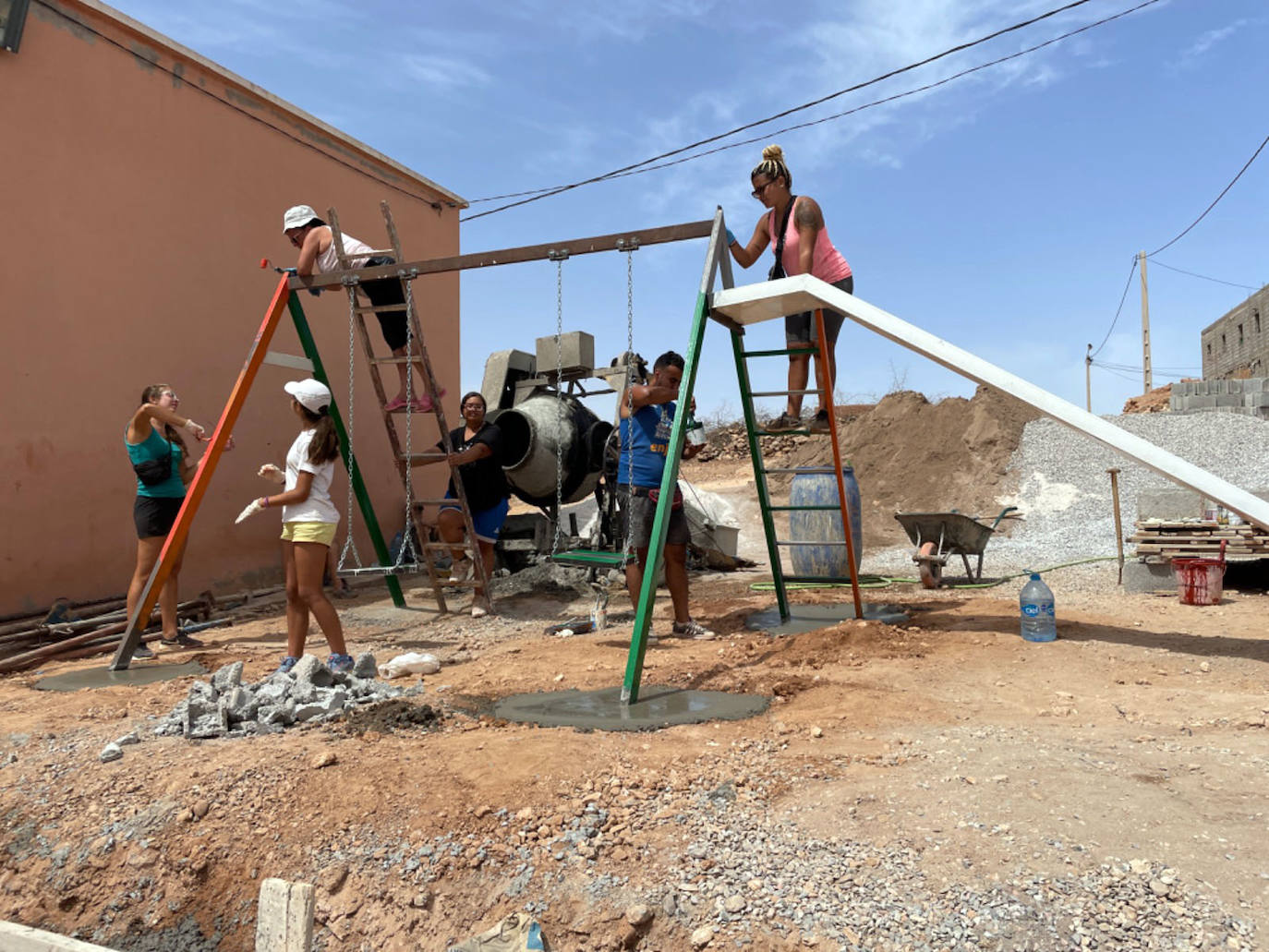 Sami Barba, Roberto García, Mario Manzano, Naira Vargas, Dolores Majo, y el educador Jorge Hernandez, tras regresar de Marruecos. 