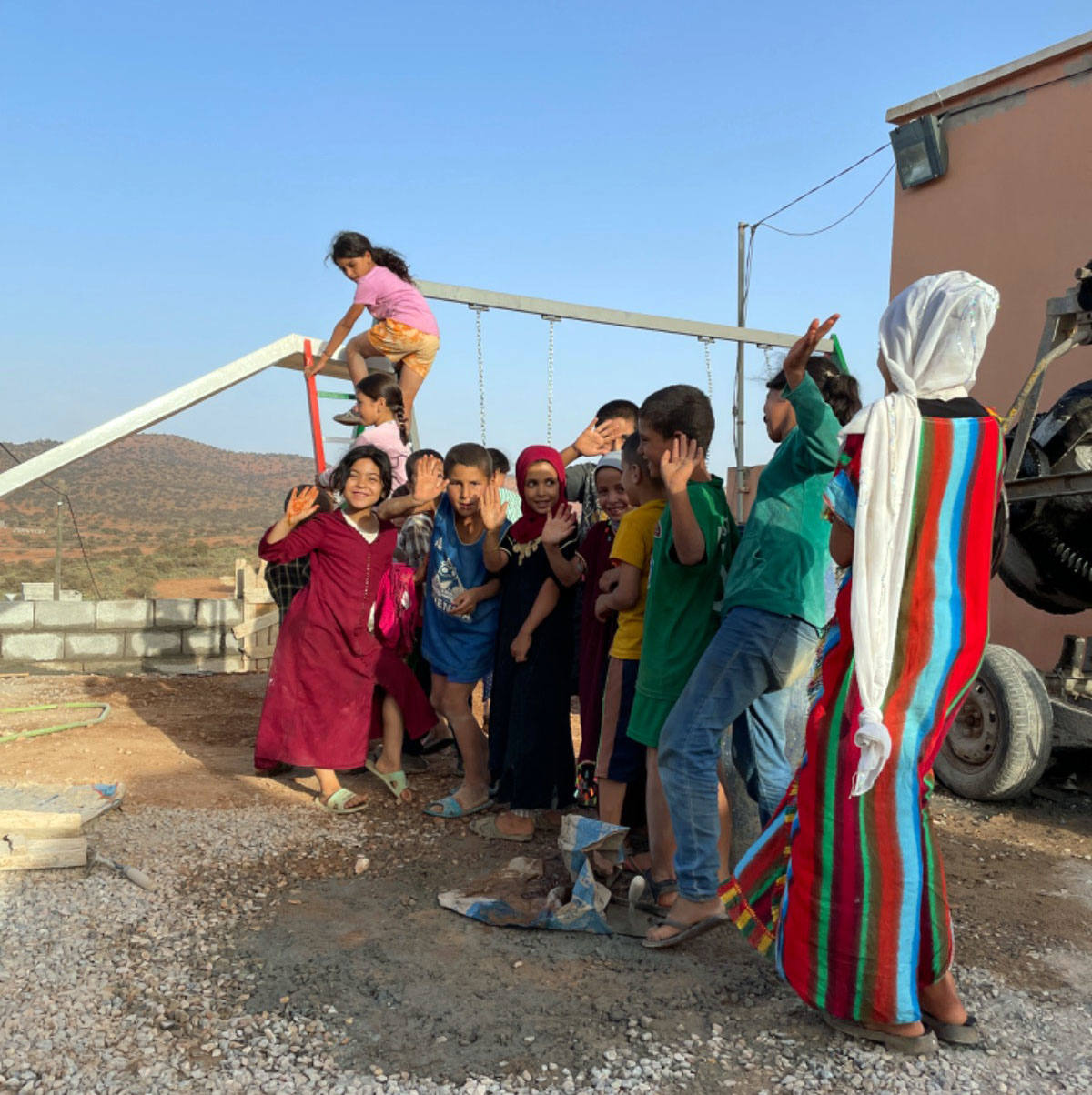 Sami Barba, Roberto García, Mario Manzano, Naira Vargas, Dolores Majo, y el educador Jorge Hernandez, tras regresar de Marruecos. 
