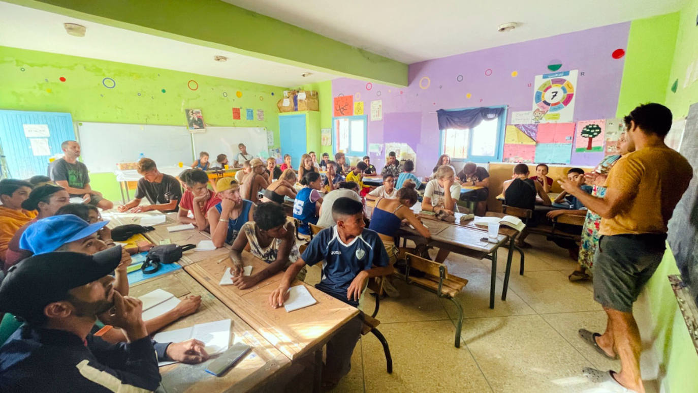 Sami Barba, Roberto García, Mario Manzano, Naira Vargas, Dolores Majo, y el educador Jorge Hernandez, tras regresar de Marruecos. 