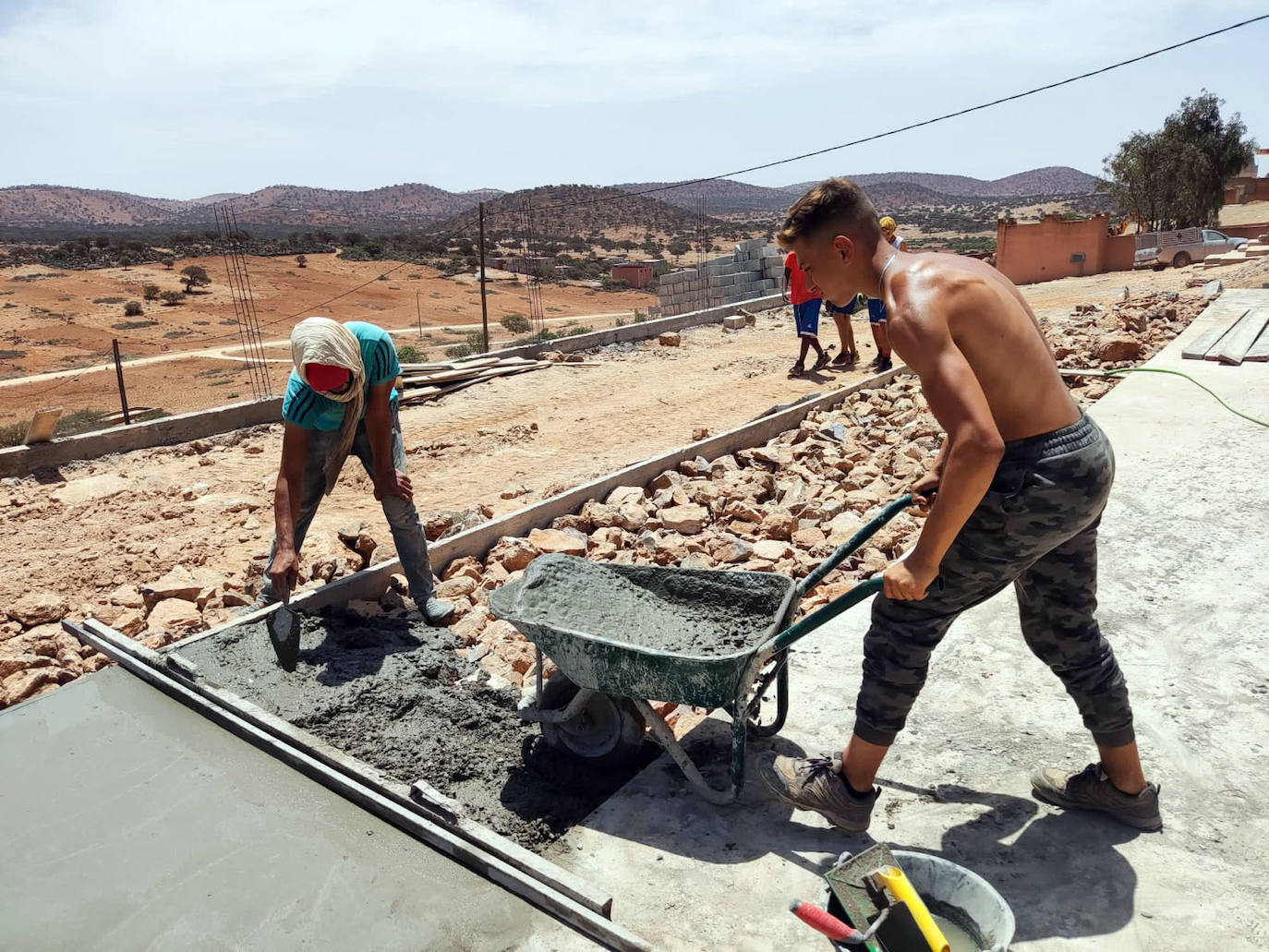 Sami Barba, Roberto García, Mario Manzano, Naira Vargas, Dolores Majo, y el educador Jorge Hernandez, tras regresar de Marruecos. 