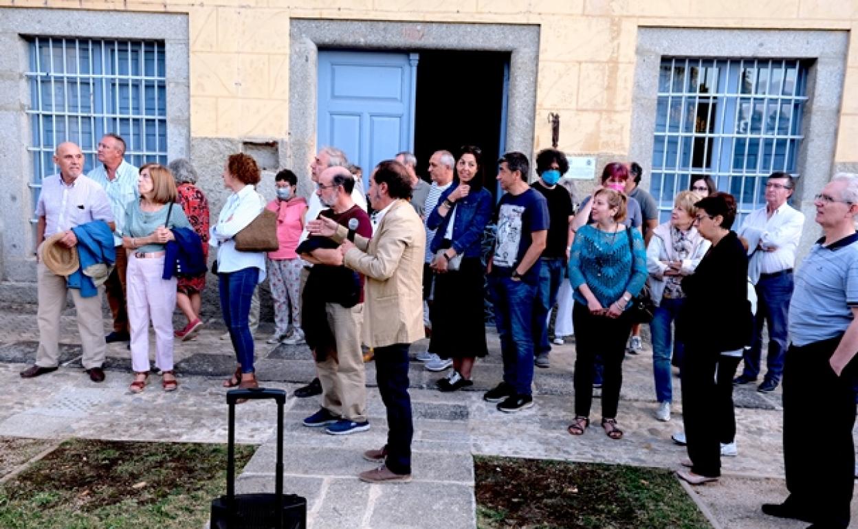 El conferenciante se dirige a los asistentes en el Bosque de Béjar.