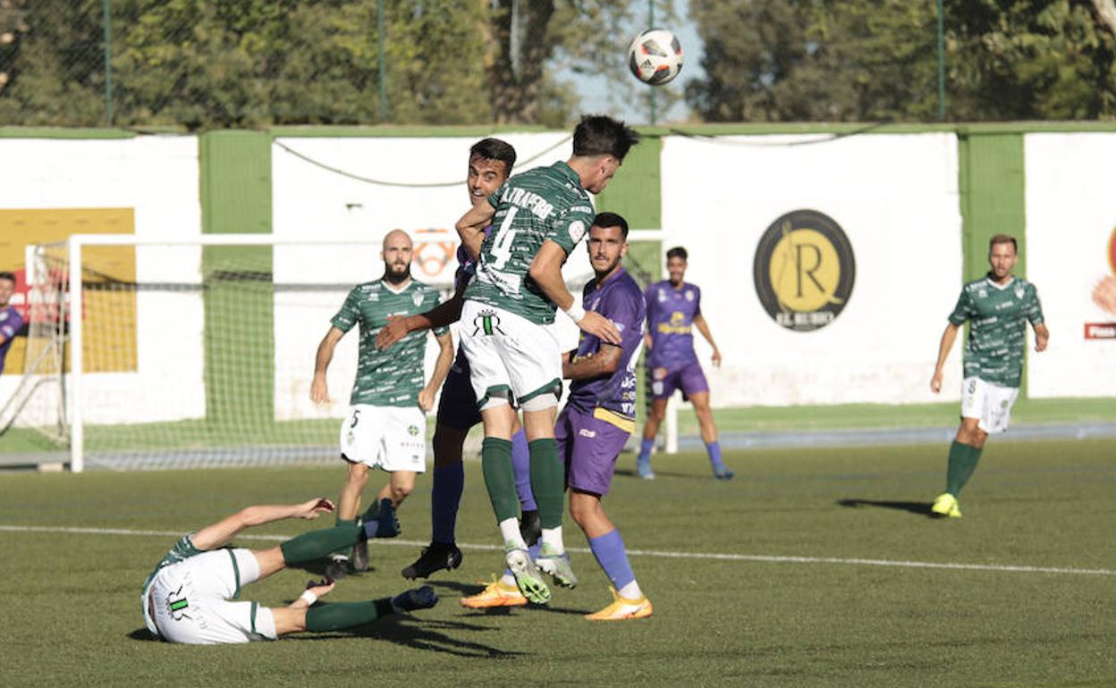 Diego trata de hacerse con un balón aéreo ante la mirada de Adri Castro en el partido de este domingo contra el Guijuelo.