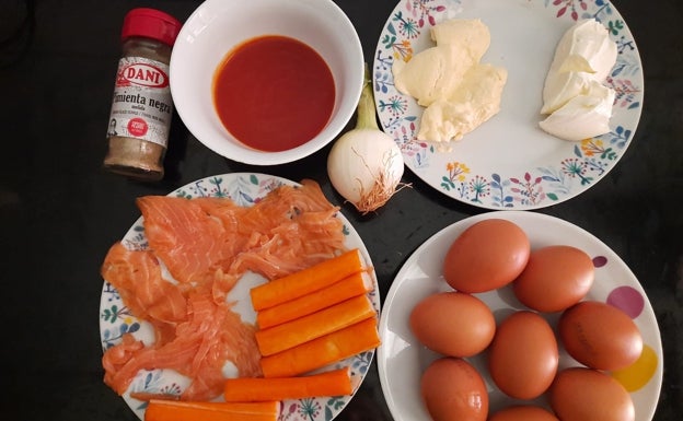 Imagen principal - Receta de huevos rellenos con queso y salmón