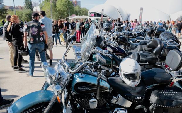 Los fanáticos de la Harley derrochan buen rollo y parafernalia americana en Valladolid 