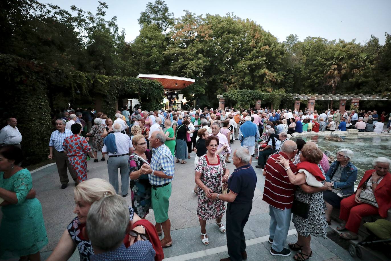 Fotos: Verbena en la pérgola del Campo Grande de Valladolid