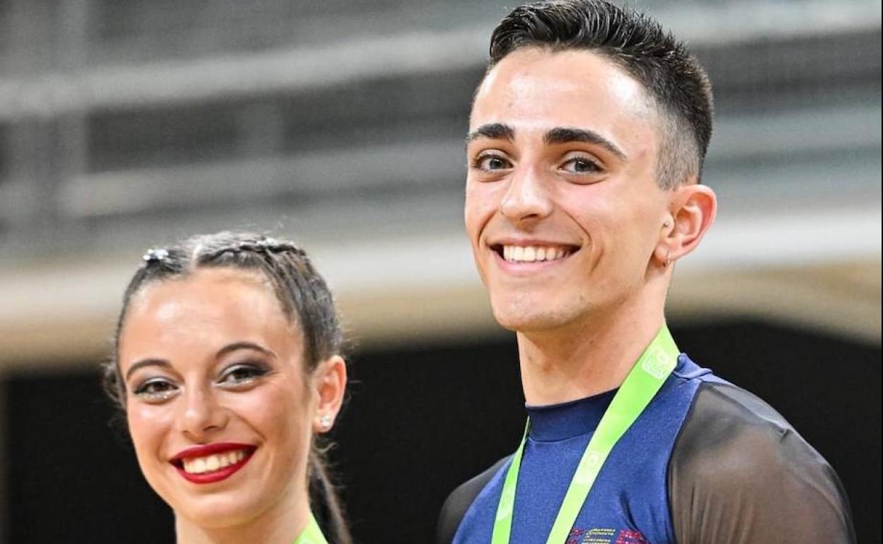 Lidia Mateo y Manuel Delgado sonríen en el podio con la medalla de plata. 