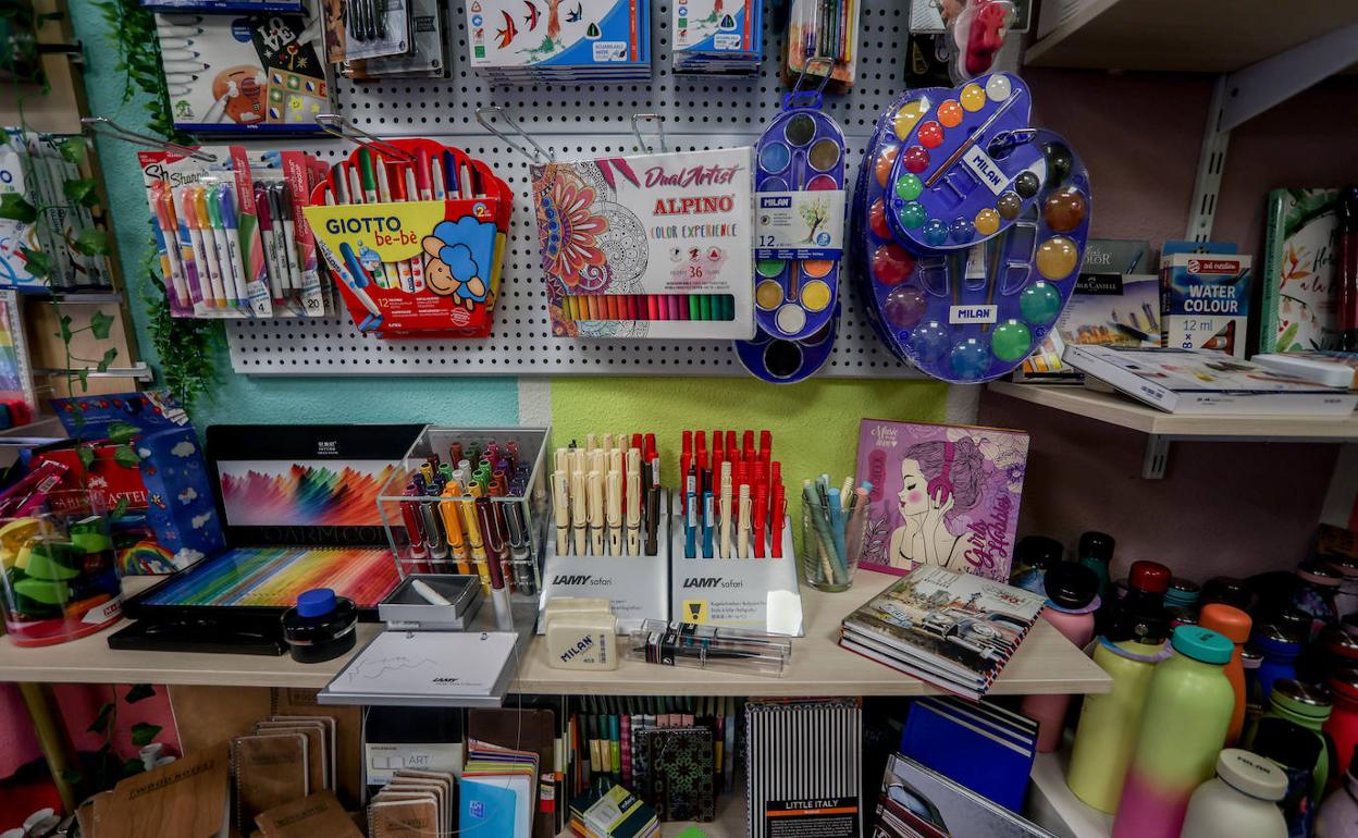 Material escolar preparado en una tienda para la vuelta a las aulas. 