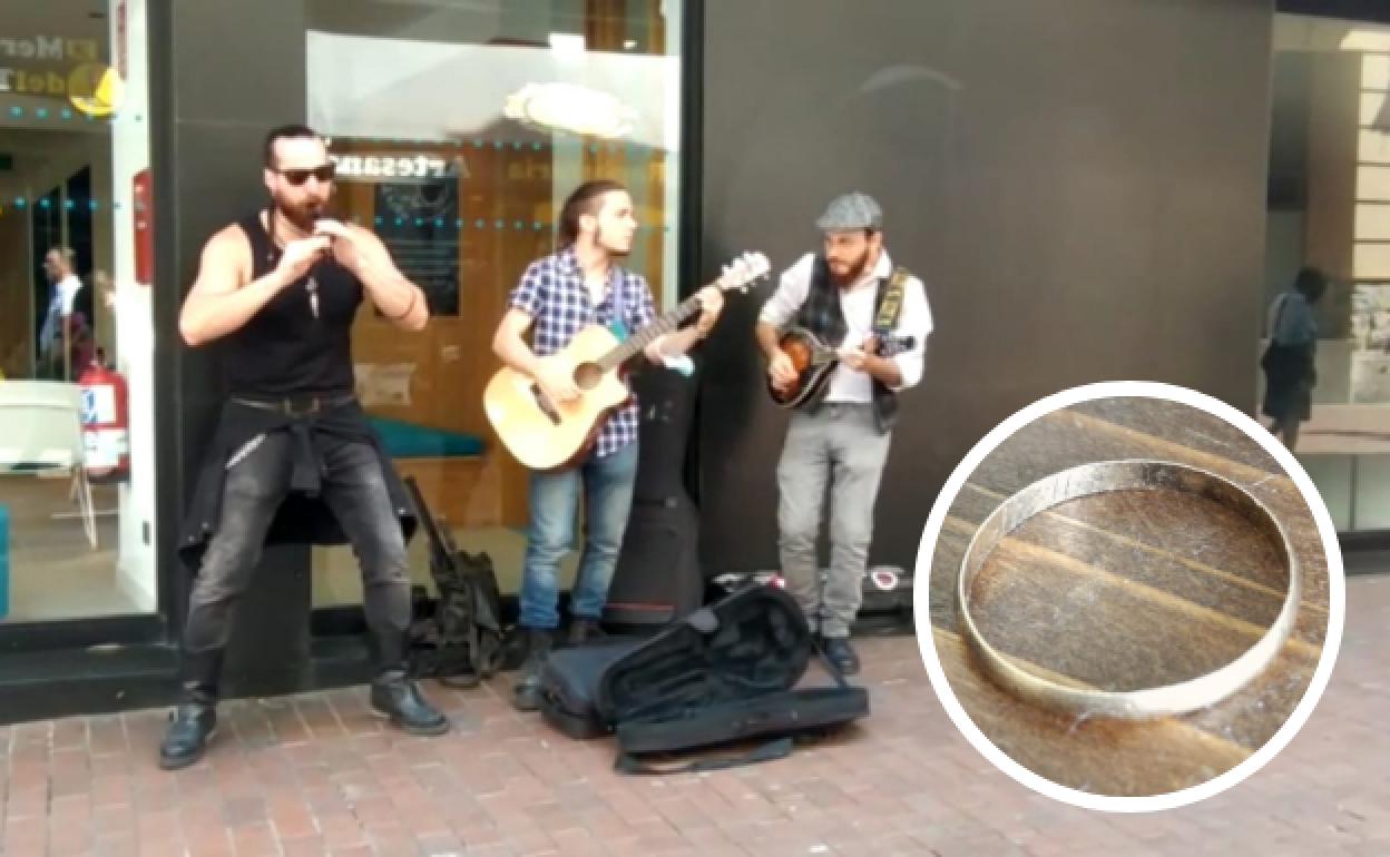 El grupo VagabunD3A, durante una de sus actuaciones en la calle. En detalle, el anillo. 