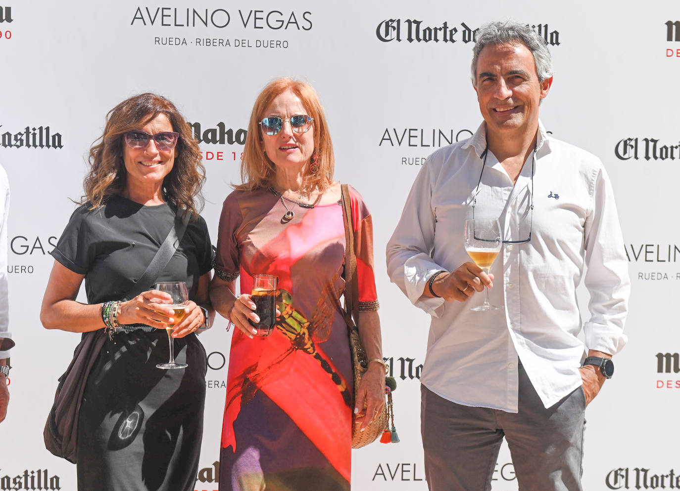 Las fotógrafas Montse Álvarez y Henar Sastre, junto a Santiago Hidalgo, de la Fundación UEMC. 