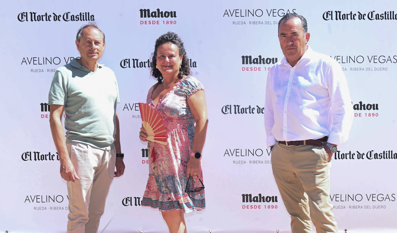 José Bouzas y Leticia García, de Seya Auditores, junto a Javier Hernández, de Catering Gaonera.