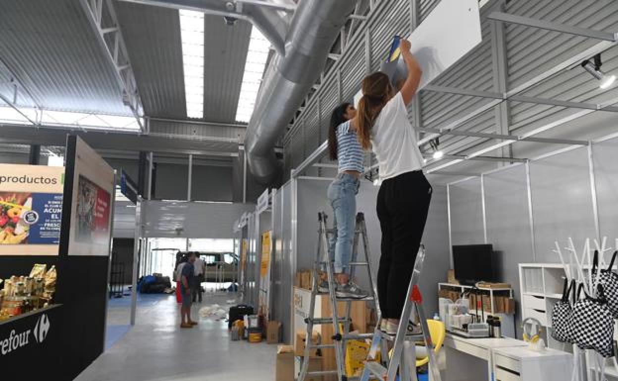 Instalación de los expositores de la Feria de Muestras.