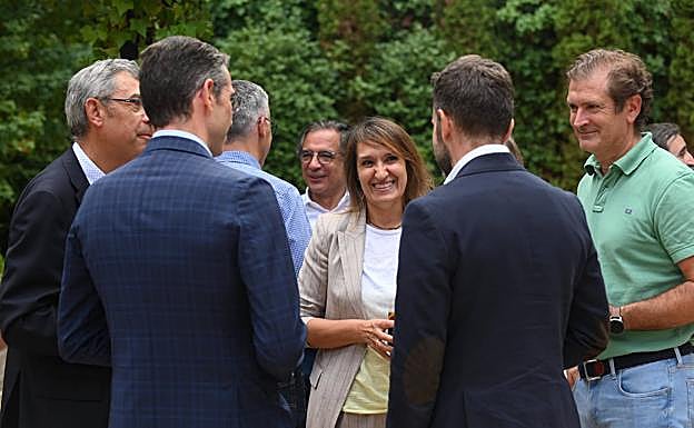 Imagen principal - El ambiente en La Terraza de El Norte a lo largo del mediodía de este martes. 