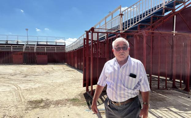 El alcalde de Mota del Marqués, en la nueva plaza de toros de la localidad.